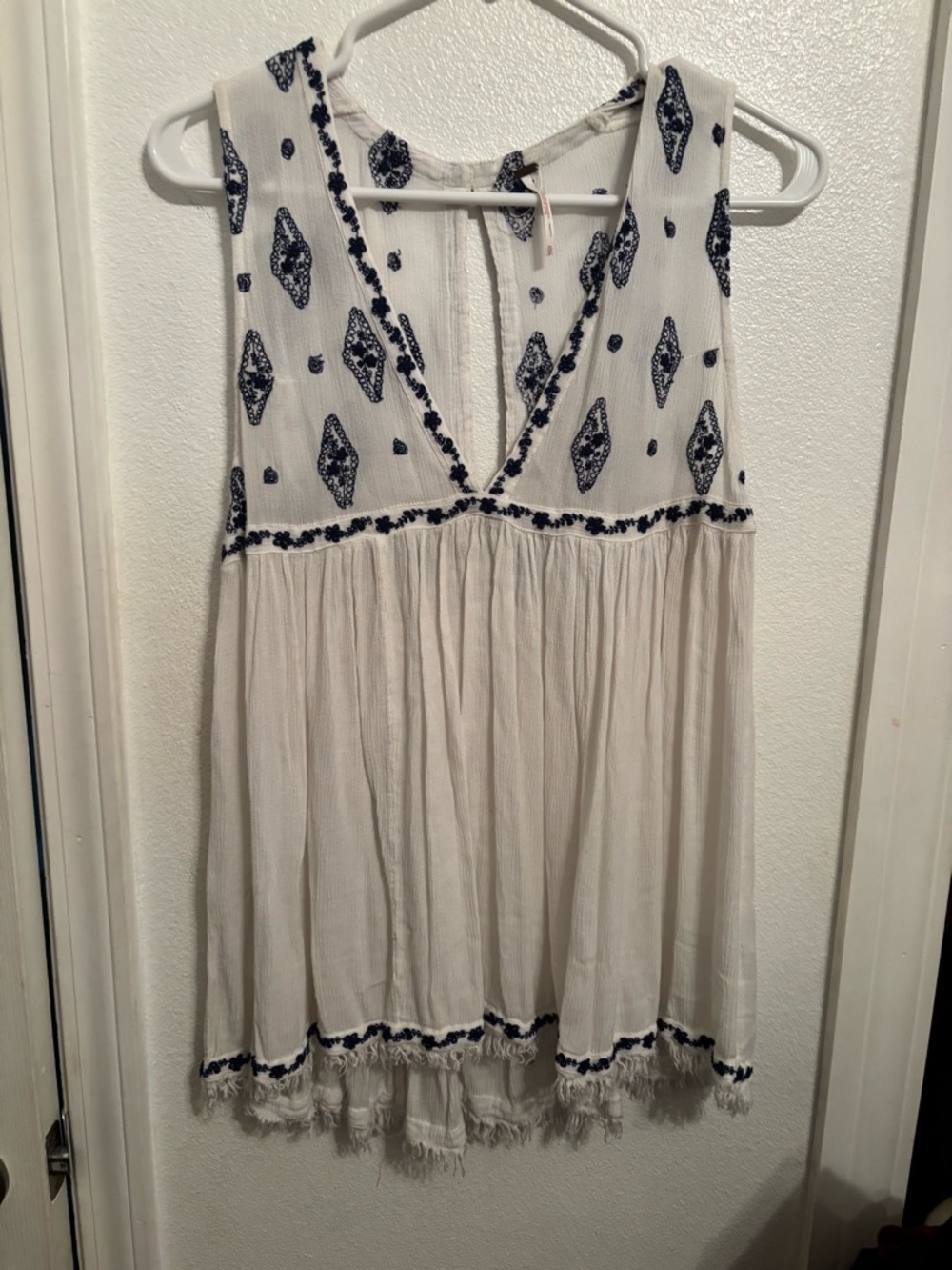 Free People White Sleeveless V-Neck Embroidered Tank Top XS